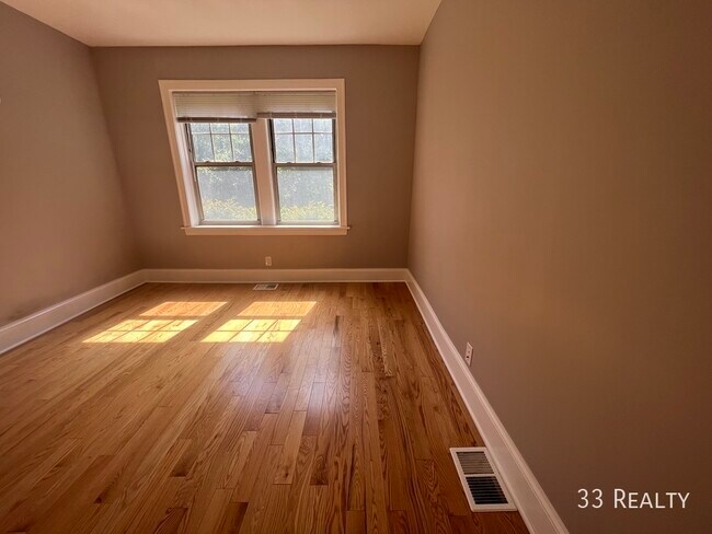 Building Photo - 936 Pleasant St