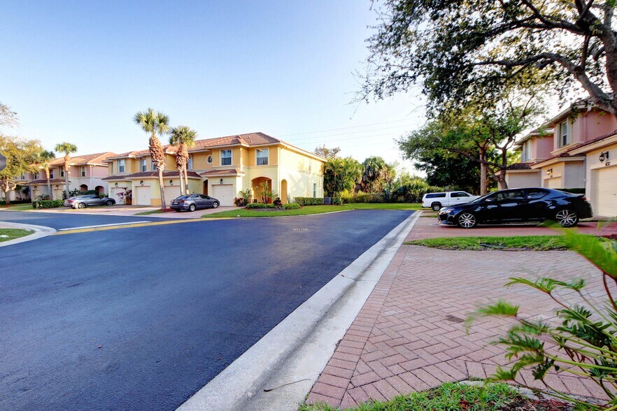 Building Photo - 6143 Seminole Gardens Cir