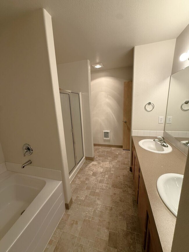 Building Photo - 3 Story ~ 3 Bed/3 Bath Townhome in Parkview Village!