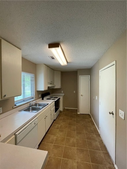 Building Photo - 2502 Mida Ave