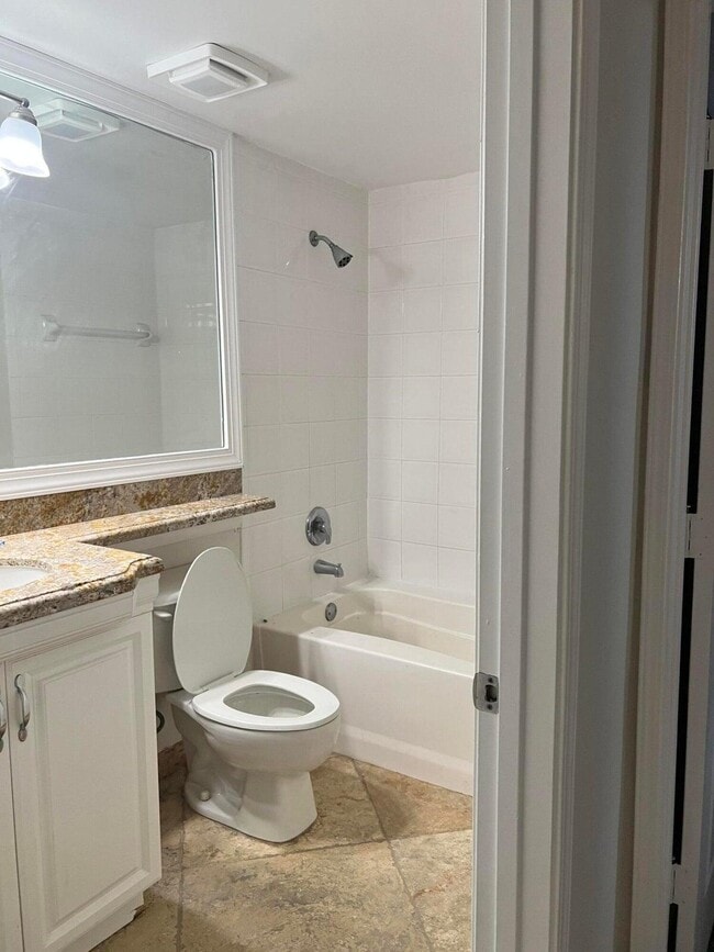 Building Photo - 720 S Sapodilla Ave