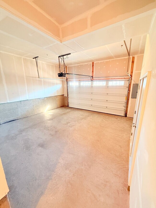 Building Photo - Great Townhome in Embrey Mill