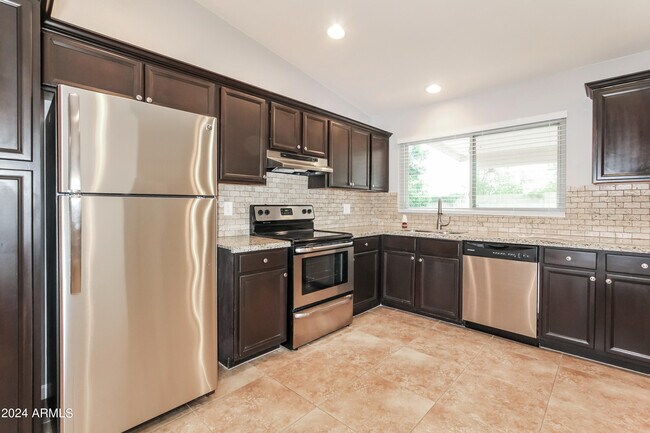 Building Photo - 6646 W Sunnyside Dr