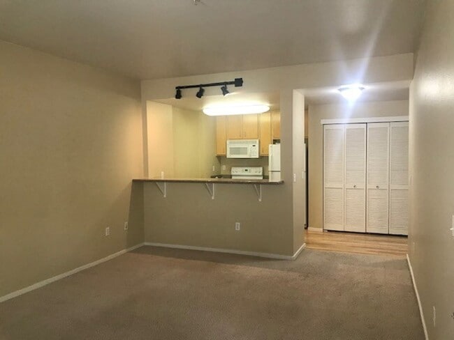 Building Photo - GROUND LEVEL 1 BR, 1 BA WHEEL CHAIR ACCESSIBLE UNIT!