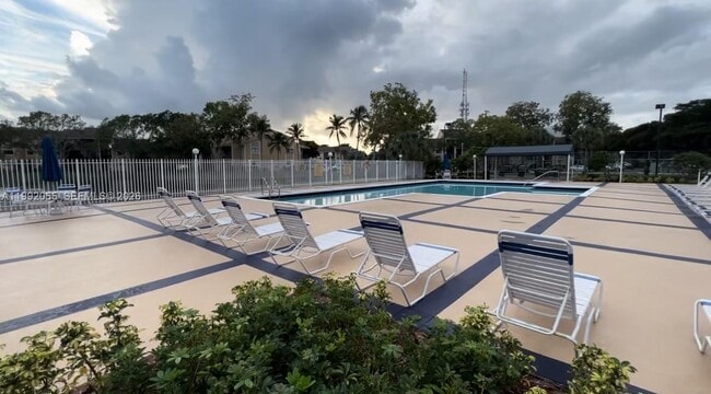 Building Photo - 251 Palm Cir W