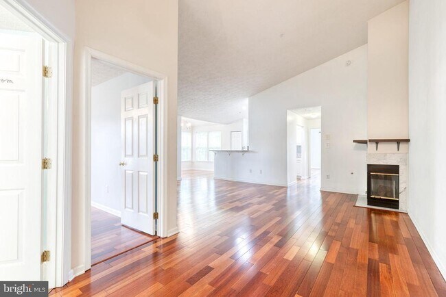 Building Photo - 2440 Blue Spring Ct