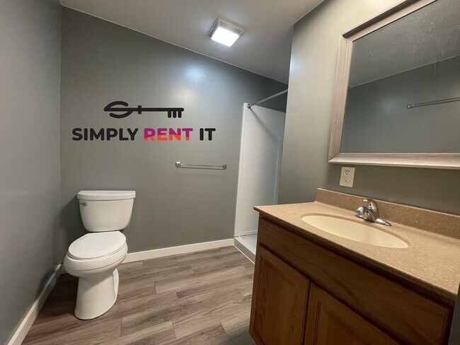 Building Photo - Renovated 2 Bedroom on Campus, Free Parkin...