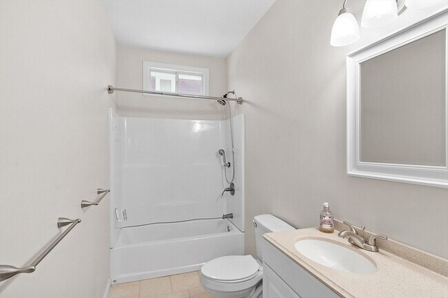 Building Photo - 920 Pleasant St