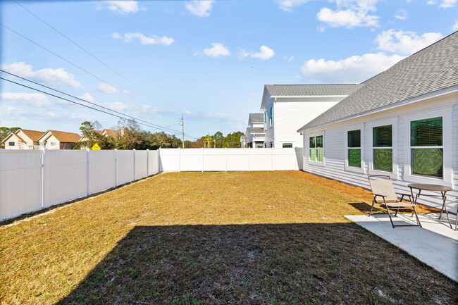 Building Photo - 729 Landing Cir