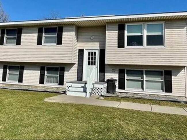 Building Photo - 3 Bedroom, Cortland