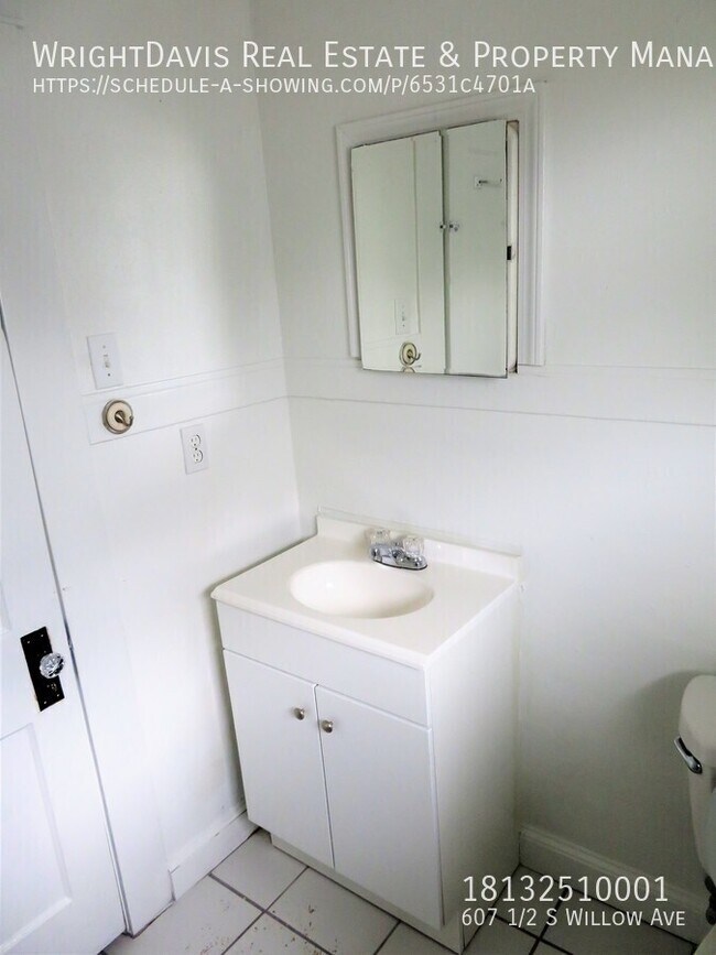 Building Photo - 607 1/2 S Willow Ave-