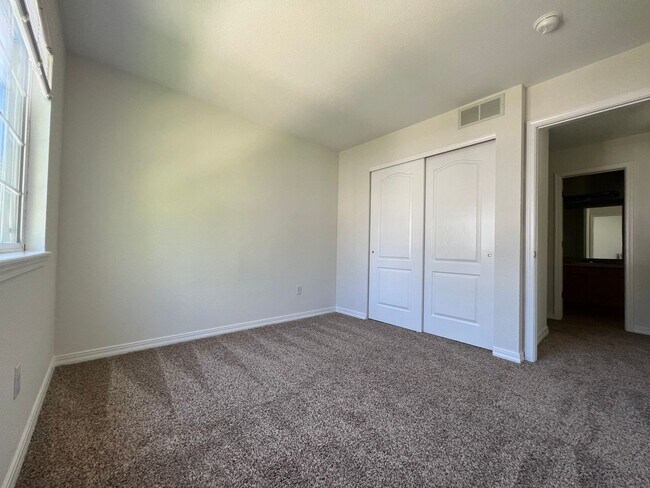 Building Photo - Charming 2 Bed/1.5 Townhome in Fabulous Lo...