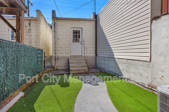 Building Photo - 639 Harvey St