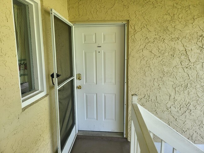 Building Photo - 1562 SE Royal Green Cir