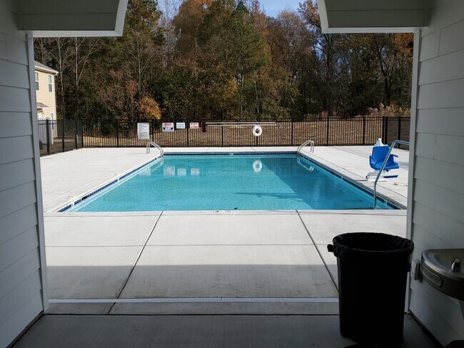 Building Photo - 2 Bedroom, 2.5 Baths End unit Townhome located in Townes at University East