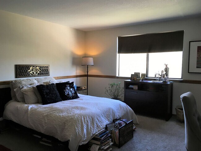 Building Photo - Charming Split Level in NE Bend - HUGE Yard!