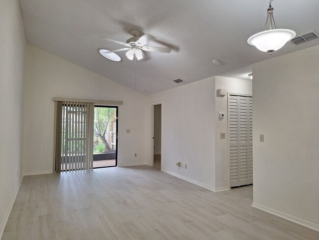 Building Photo - Adorable 2BR 2BA duplex in Shangr La Village