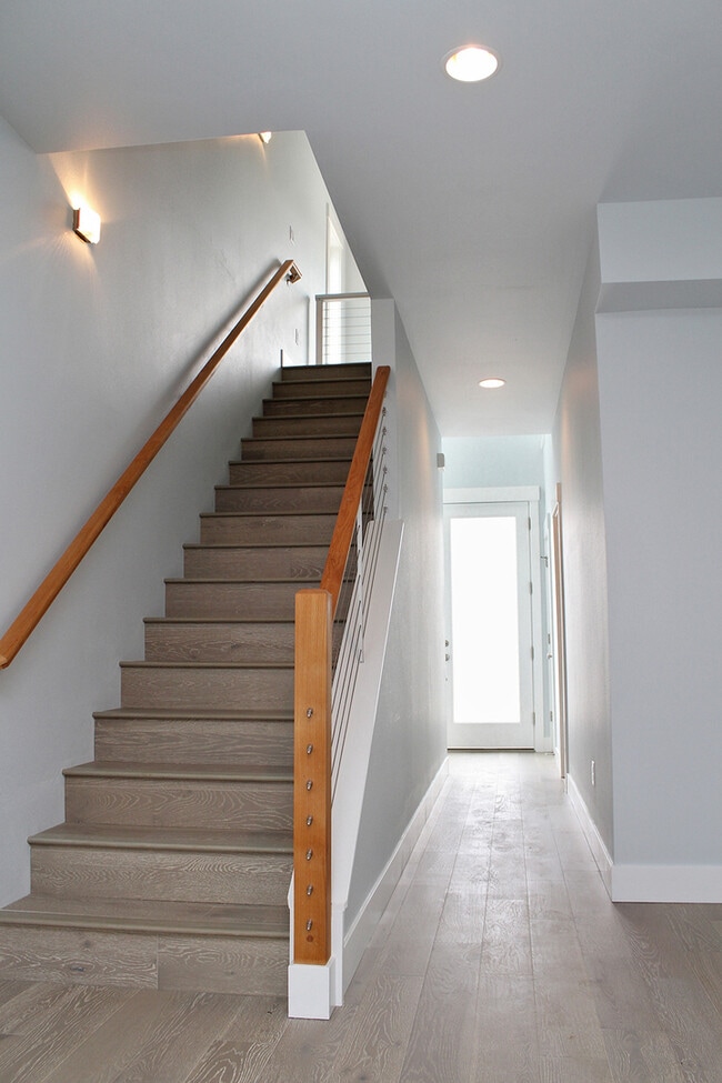 Building Photo - 827 NW Victoria Ave