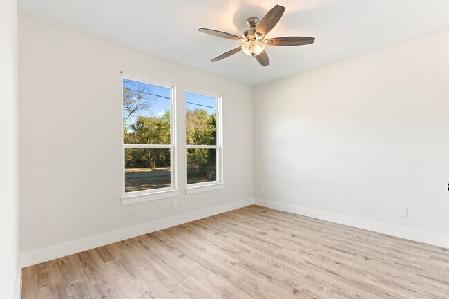 Building Photo - 150 Bandera Cir