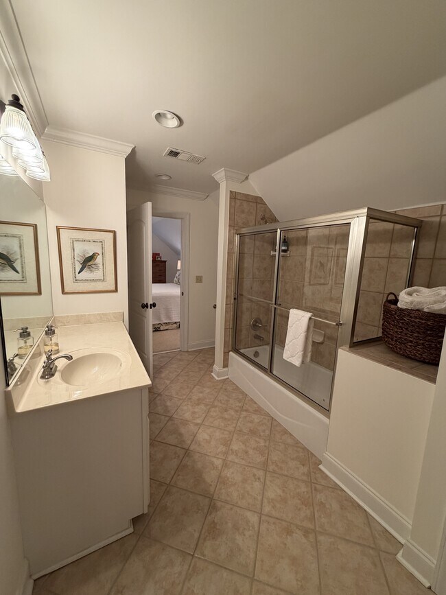 Building Photo - 424 Northpointe Lake Dr