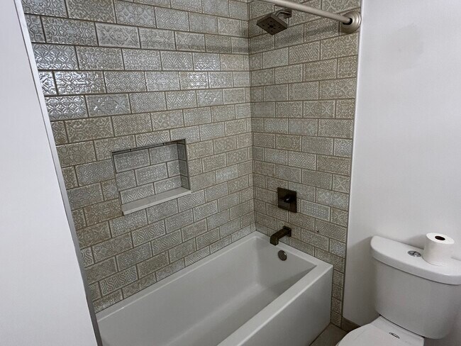 Guest Shower / Bathtub - 2343 S Westwood