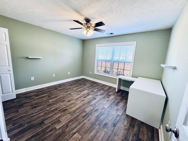 Building Photo - 932 Eaglet Cir