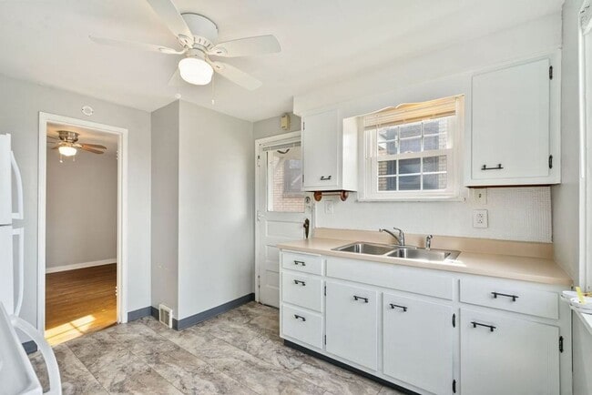 Building Photo - Recently Updated Single Family 3 Bedroom Home.  Available June 10th!