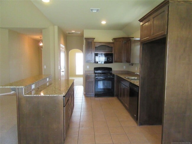 Building Photo - 4 Bed | 2 Bath in Owasso!