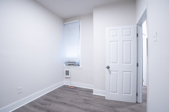 Building Photo - 2424 N Gratz St