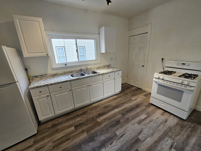 Building Photo - 4002 Robert Ave