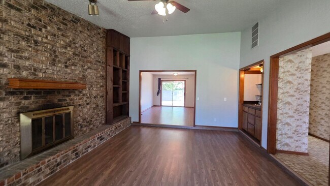 Building Photo - Great 3 Bedroom Home in Yukon!  $1450!