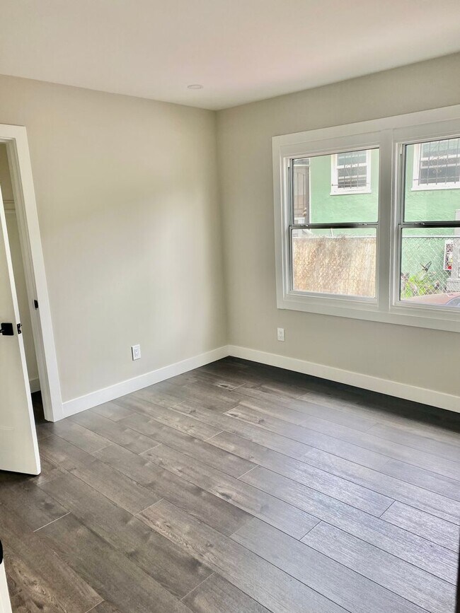 Building Photo - 4331-4333 Brookdale