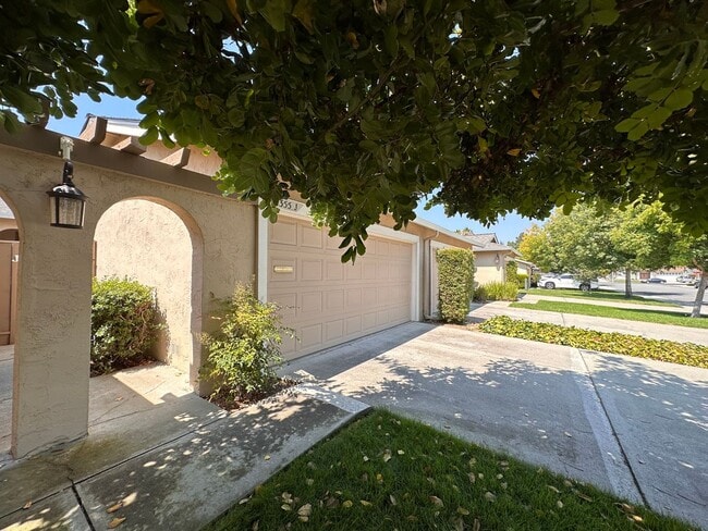 Building Photo - 1355 Sage Hen Way