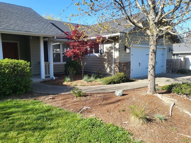 Building Photo - 3 bed 2 bathHome for Rent in Grants Pass