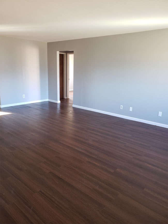 Building Photo - 305 N Robinson Cir