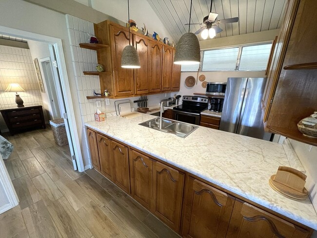 Building Photo - Step into the peaceful and lovingly cared-for 2-bedroom, 2-bath condo in Haleakala Shores — one o...