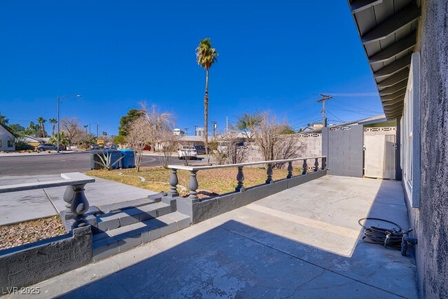 Building Photo - 1037 Yucca Ave