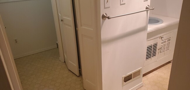 Building Photo - 2 bd, 2 ba house in old SW Columbia, fence...