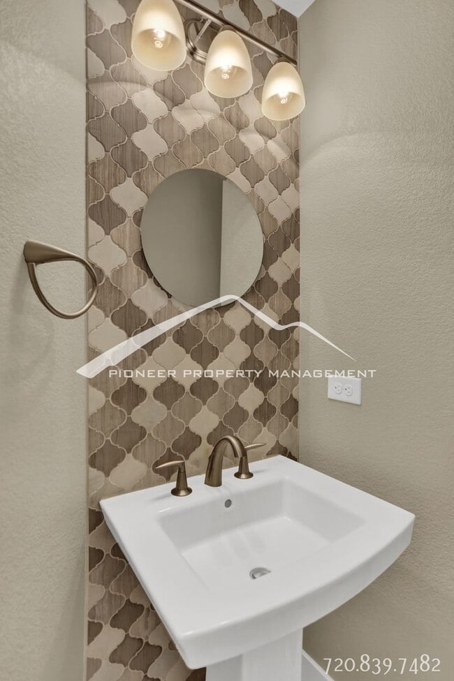 Building Photo - Modern Home in desirable Northgate Colorad...