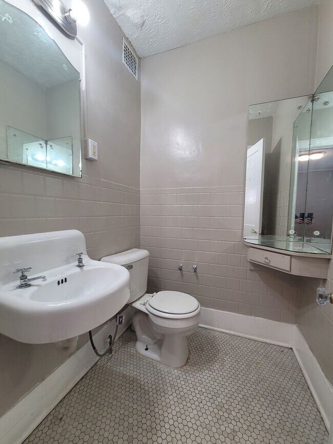 Building Photo - Spacious Blackstone Three Bedroom!