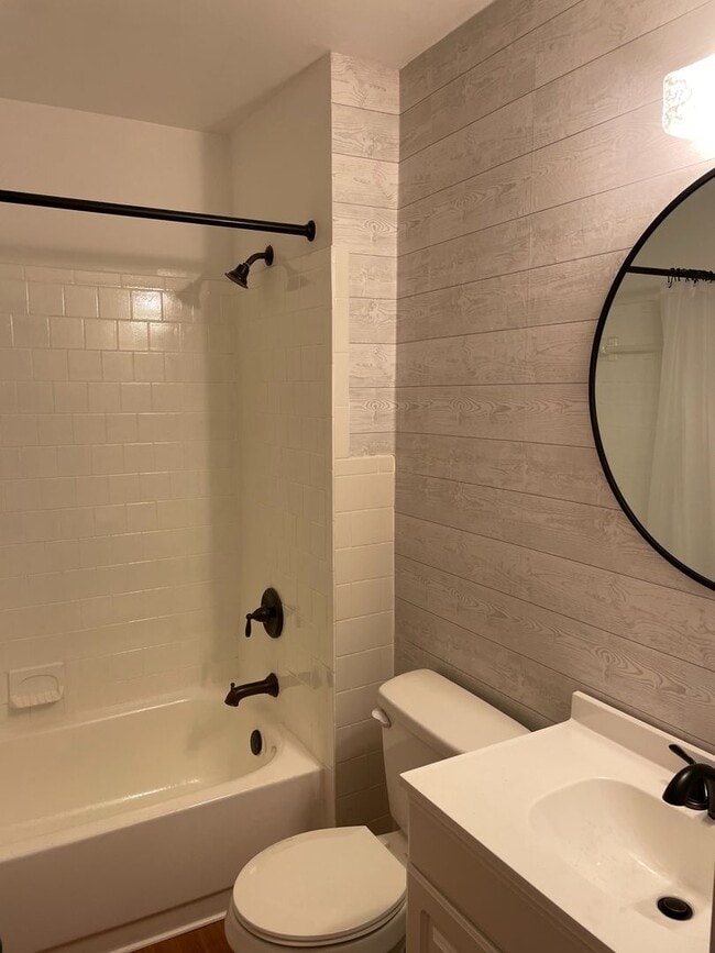 Building Photo - 3 BR 1.5 Bath Townhouse
