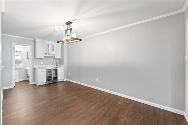 Building Photo - Stunning End-Unit Townhouse with Golf Cour...