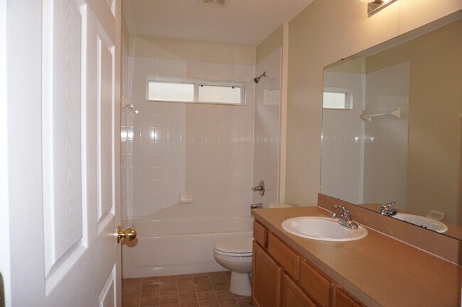 Building Photo - 4 Bedroom 2 Bath Brick and Stucco in desirable Silver Creek