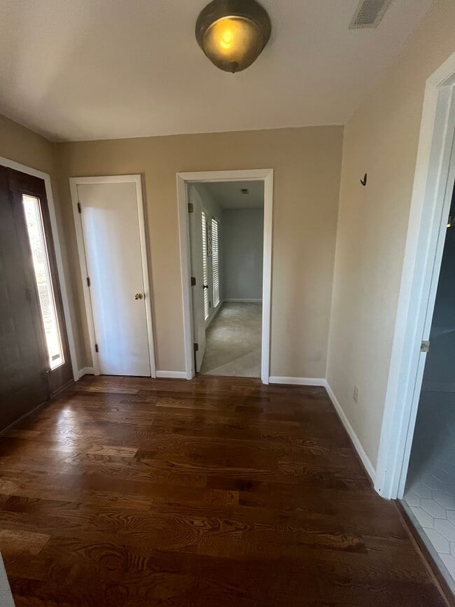 Building Photo - Beautiful 3 Bedroom 3 Bathroom Single Family Home