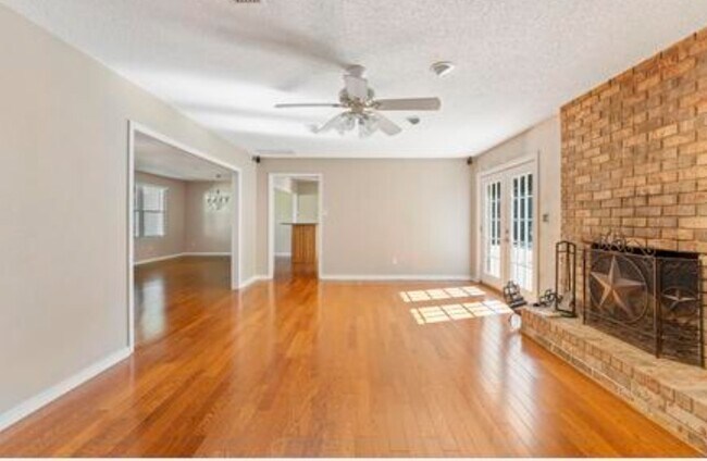Building Photo - 125 Nandina Rd