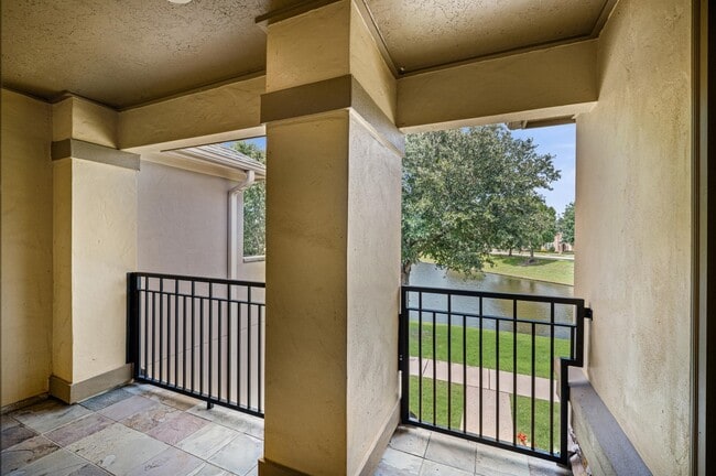 Building Photo - 2047 Palm Forest Ln