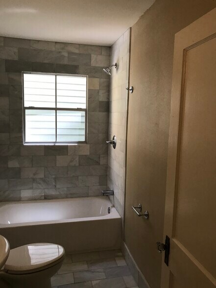 Building Photo - 906 N 6th St