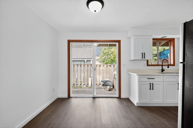 Building Photo - Half off the first month's rent!