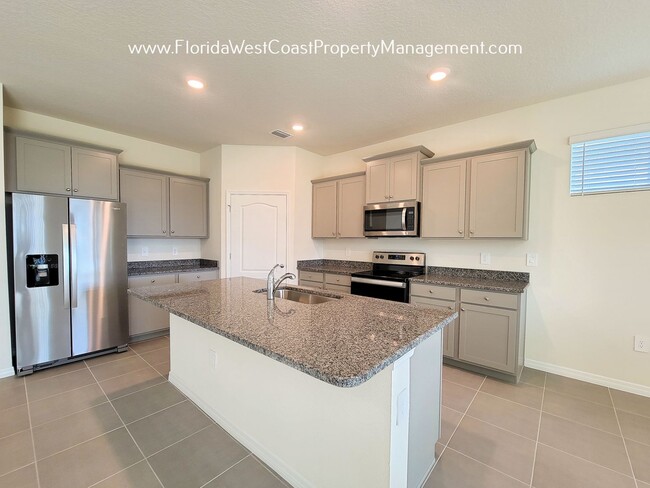 Building Photo - LAKEWOOD RANCH! 4 BEDROOM/2 BATH/ PET FRIENDLY! COMMUNITY POOl! READY for MARCH 2026