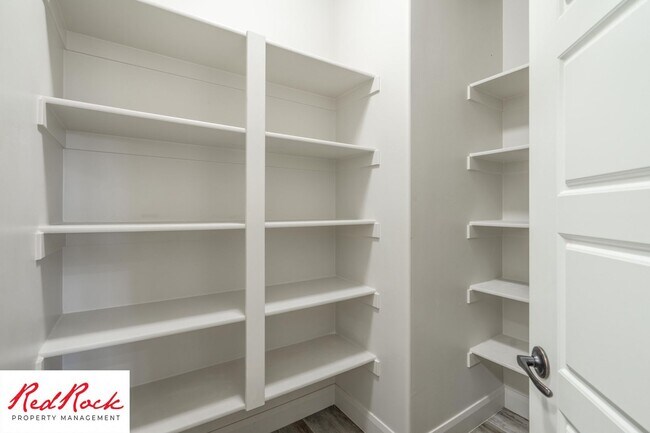 Building Photo - Pet-Friendly 3 Bedroom Home In A Great Neighborhood